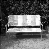 Banken, stoelen en krukken